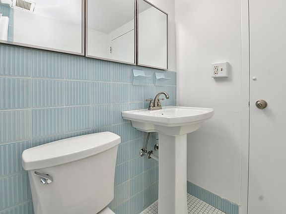 4th image of 1620 E Broad St APT 402
