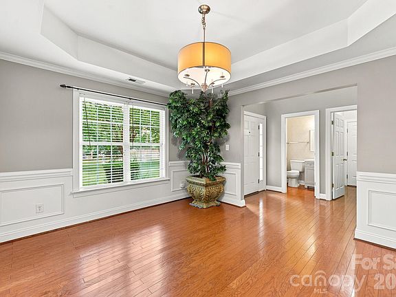 4th image of 8821 Hambright Rd