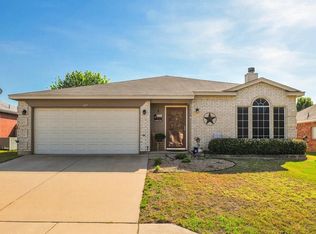 617 Creekview Dr, Burleson, TX 76028