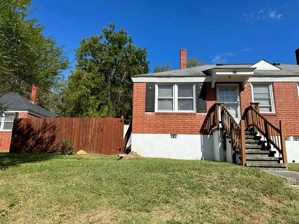 215 Carson Ct — Photo 1