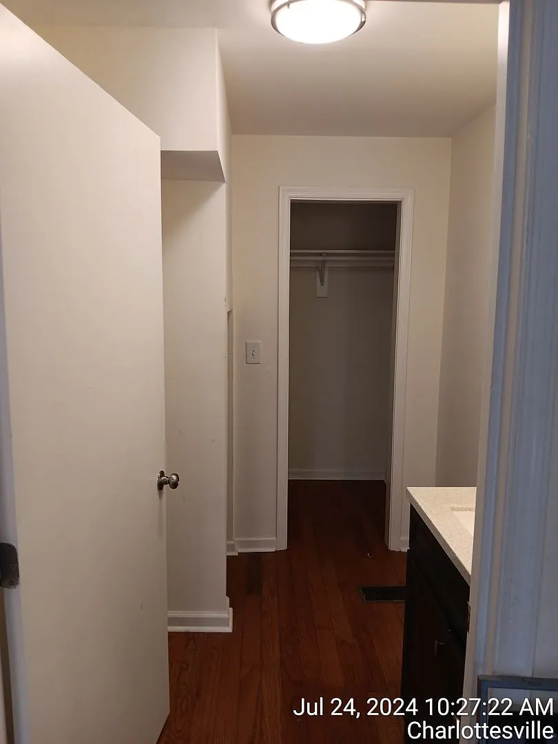 Charming 3-Bedroom 2 Bath Apartment Prime Location 14th ST 2027-2028 — Photo 3