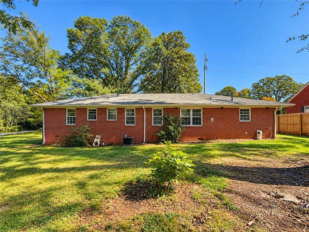 3 bed, 1.5 bath, 1421 sqft, $1,999 — Photo 3