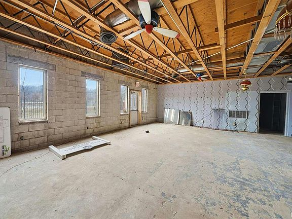 3rd image of 1321 N Park Rd