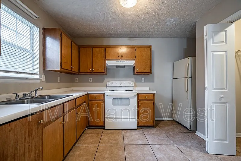 3 bed, 2.5 bath, 1384 sqft, $1,250 — Photo 3