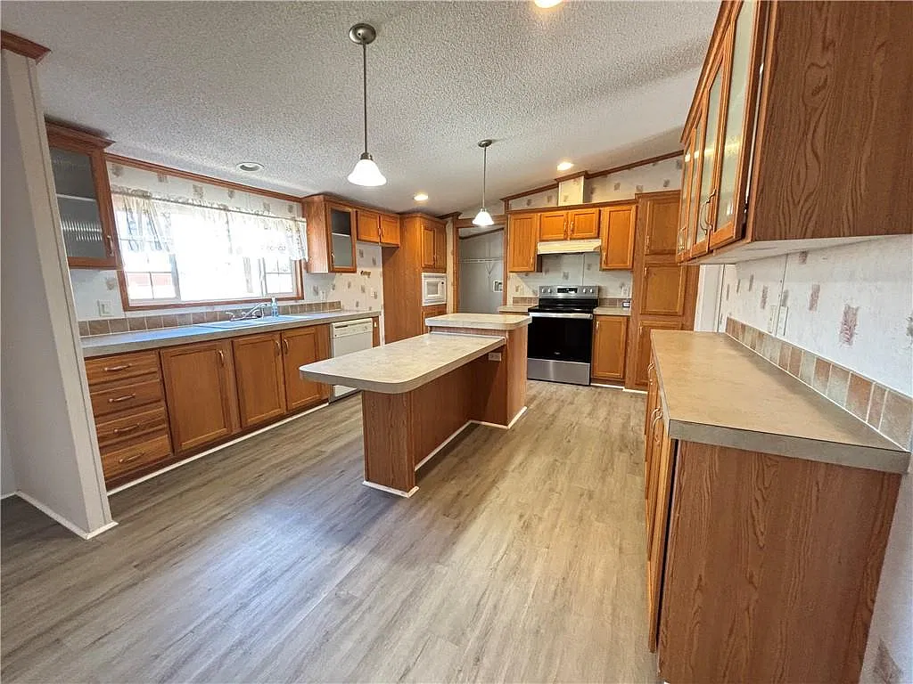 3 bed, 2128 sqft, $1,350 — Photo 4