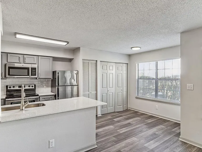 Summerlake Apartments — Photo 2