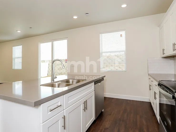 3 bed, 2.5 bath, 1719 sqft, $3,145 — Photo 3