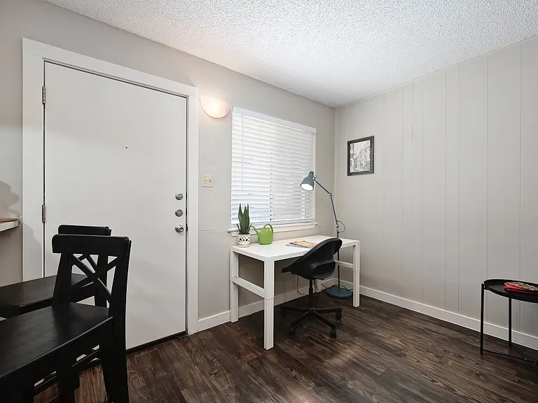 502/504 Elmwood Studios — Photo 9