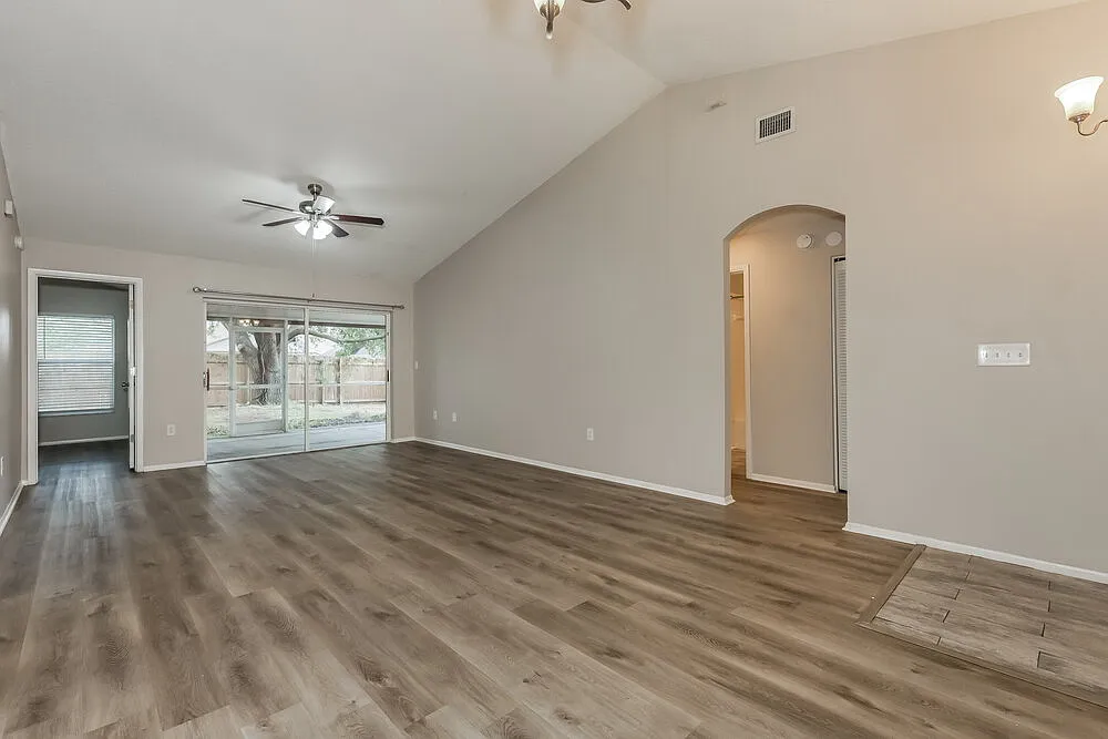 3 bed, 2.0 bath, 1282 sqft, $3,200 — Photo 3