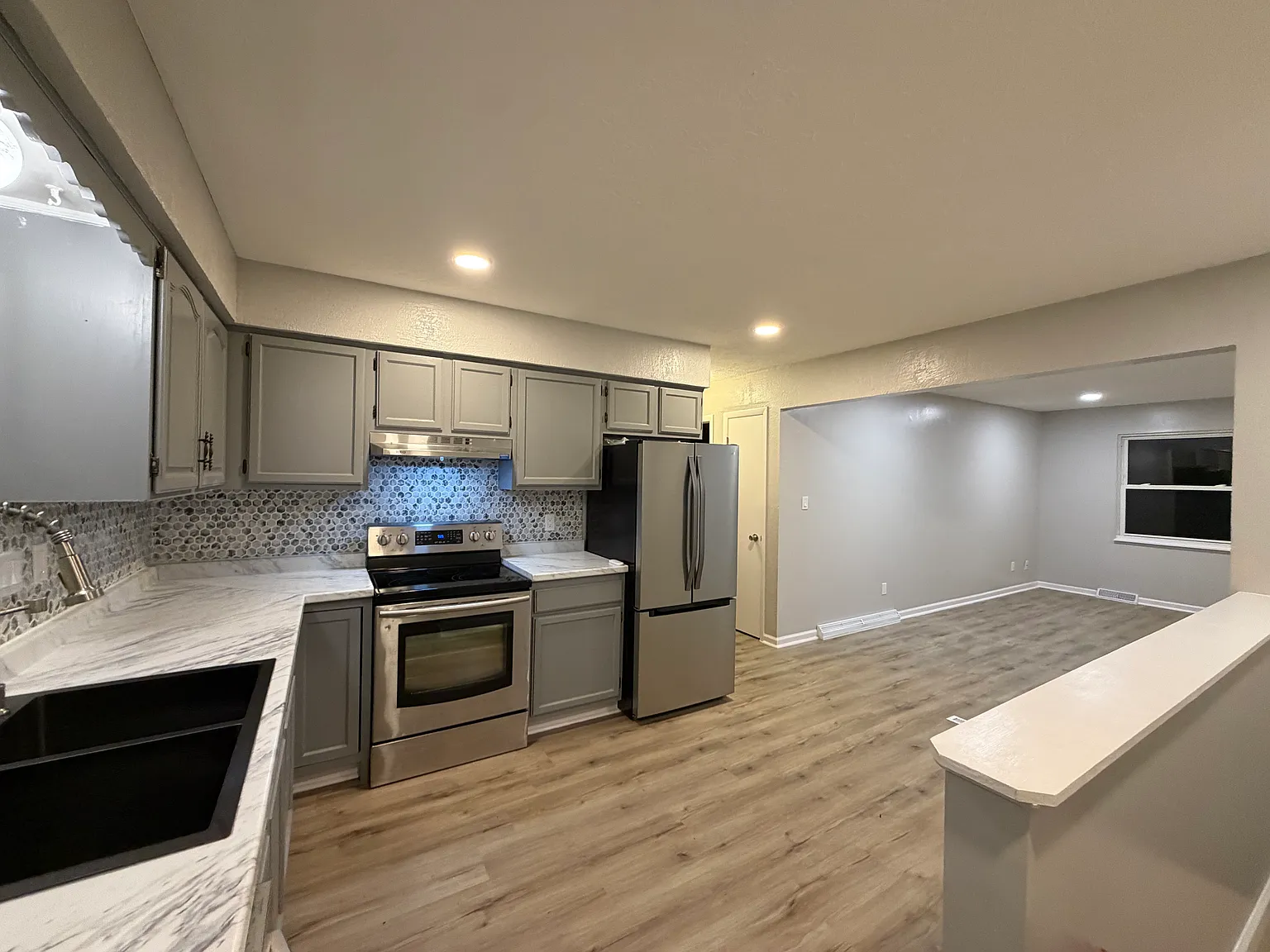 2 bed, 1010 sqft, $1,450 — Photo 4
