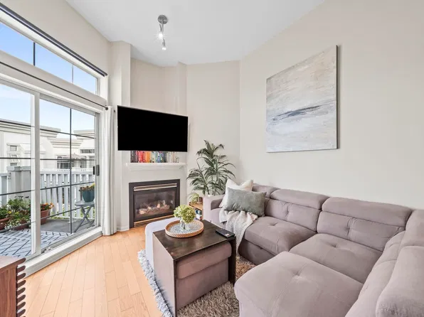 147 E 1st St #413, North Vancouver, BC V7L 1B2
