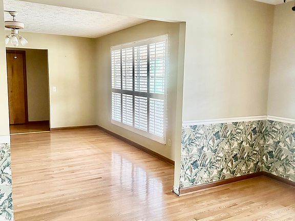 4th image of 4075 GREENWILLOW Lane W