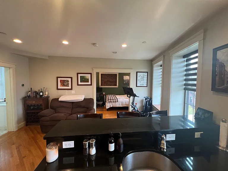 469 Hanover St #5F — Photo 6