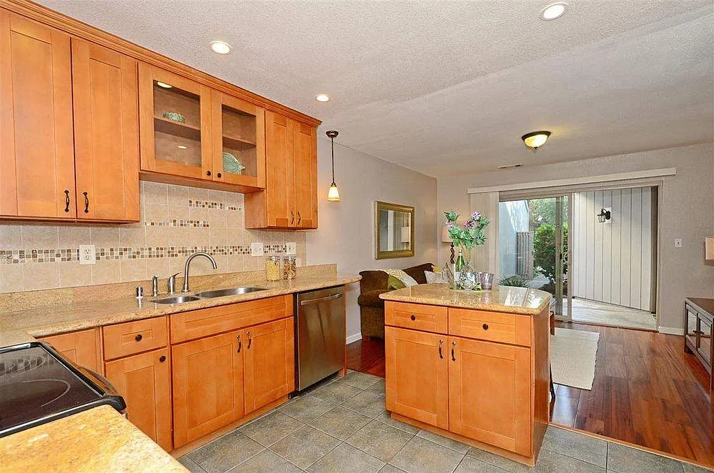 4 bed, 2.5 bath, 2047 sqft, $3,000 — Photo 2