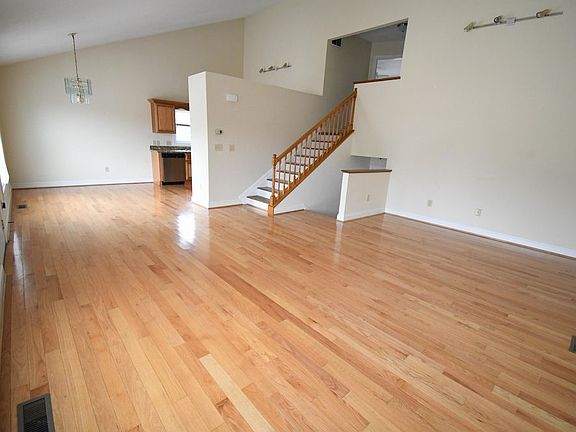 3rd image of 447 Diana Ct