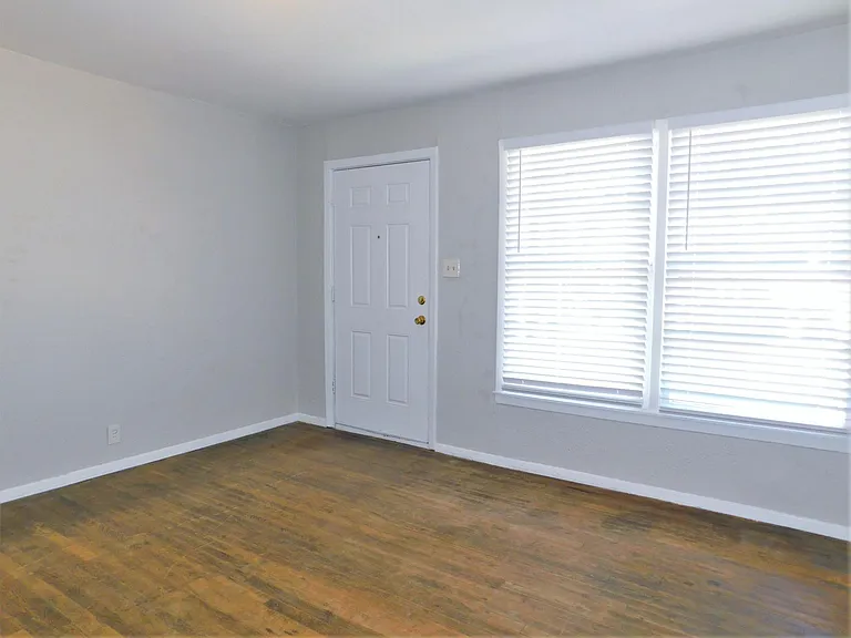 2212 Denison St — Photo 4