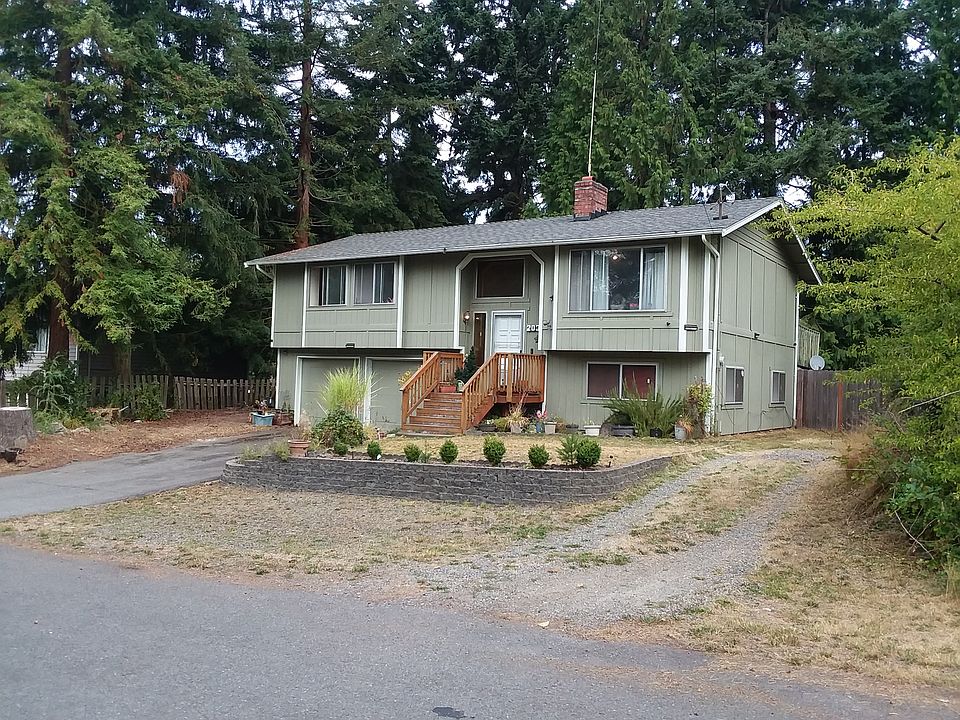 Front of home w/RV parking