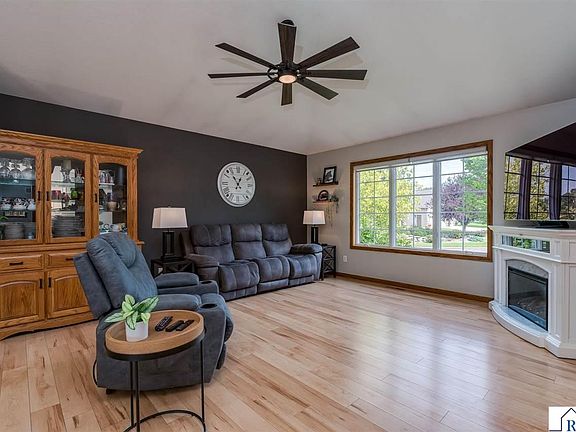 5th image of 221 Pebble Creek Dr
