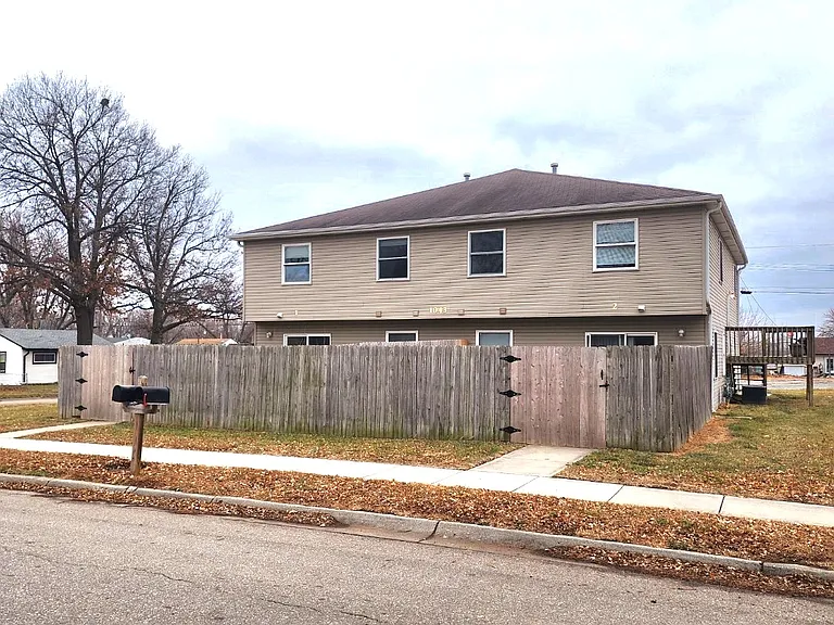 1043 Butler Ave — Photo 4