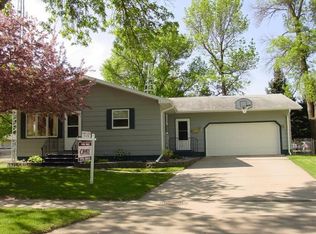 607 3rd Ave S, Grand Forks, ND 58201