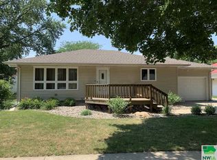 331 S 4th St, Akron, IA 51001