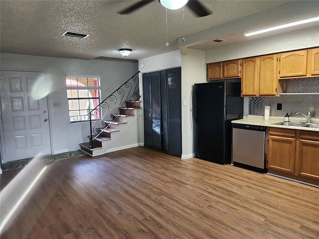 2 bed, 1.0 bath, 3264 sqft, $1,325 — Photo 4