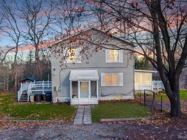 1735 N Duck Lake Rd, Highland, MI 48356