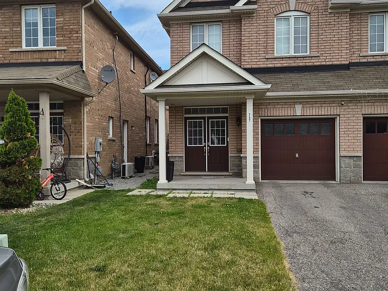 737 Agnew Cres — Photo 1