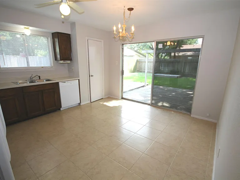 1106 Ravenscourt Dr — Photo 7