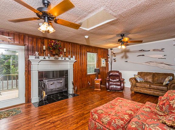 5th image of 211 Stillwater Dr