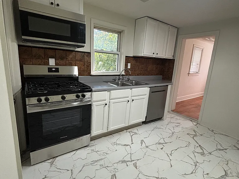 2712 Lyndhurst St NW — Photo 6