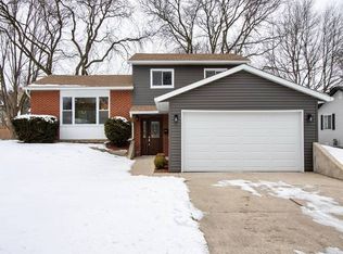 1918 Cambridge Ln, Wheaton, IL 60189