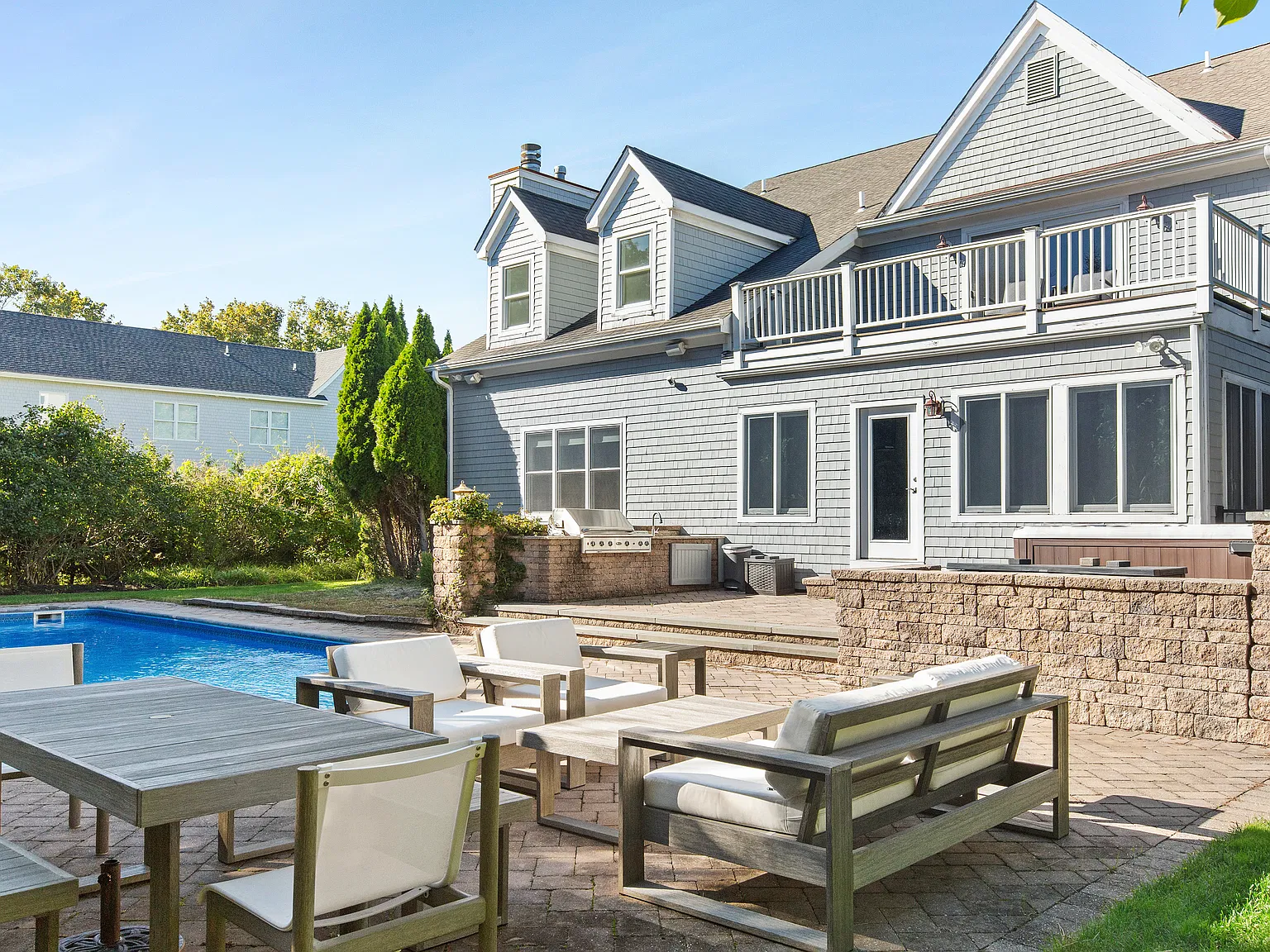 Quogue Village With Heated Pool And Hot Tub — Photo 2
