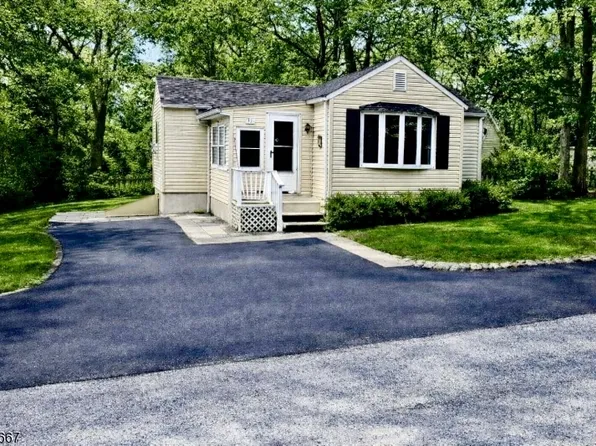 32 Millburn Dr, Lake Hopatcong, NJ 07849