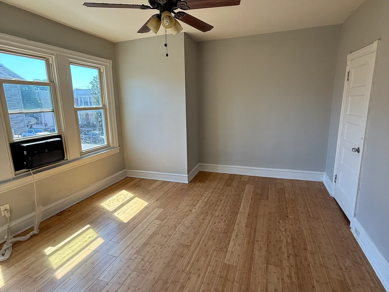 3 bed, 1024 sqft, $1,600 — Photo 4