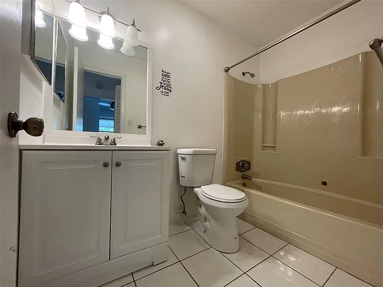 6040 Shakerwood Cir #205 — Photo 5