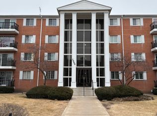 1050 N Farnsworth Ave APT 111, Aurora, IL 60505