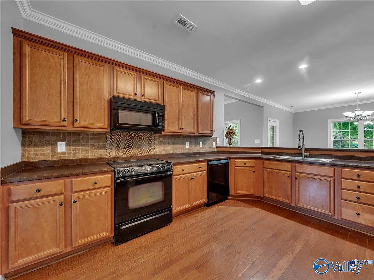 4 bed, 2.0 bath, 2496 sqft, $2,200 — Photo 3