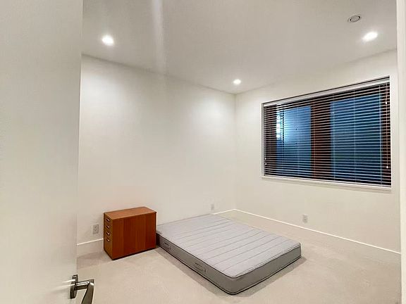 2nd image of 2320 Queens Ave