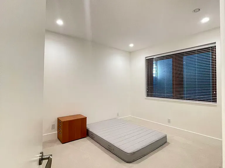 2320 Queens Ave — Photo 1