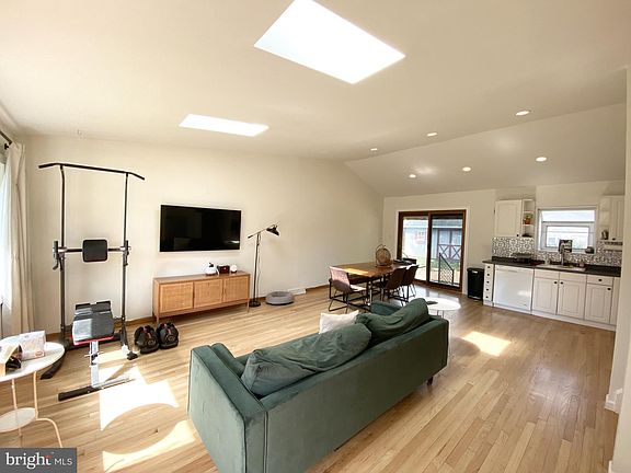 3rd image of 131 S Shelley Dr