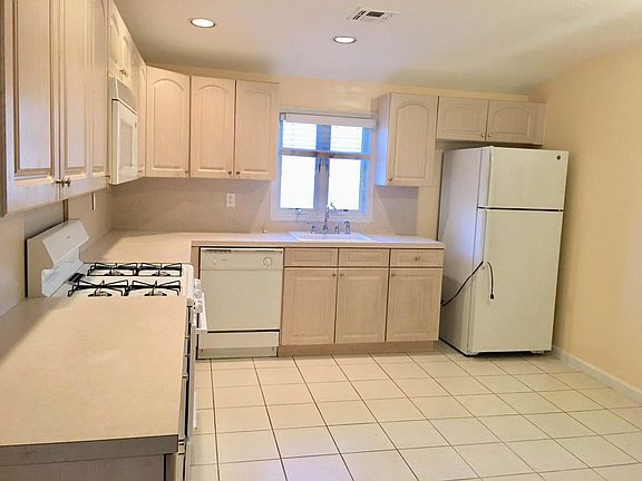 3rd image of 956 Huguenot Ave #2