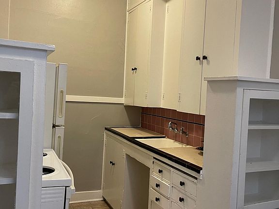 5th image of 226 Saint Helens Ave APT 203