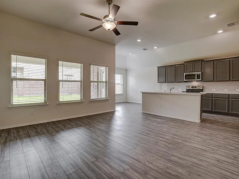 454 Stuart Ln — Photo 4