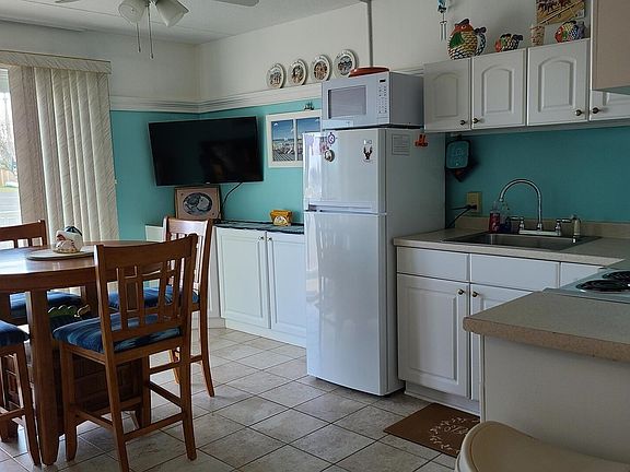 3rd image of 933 Ocean Blvd #105