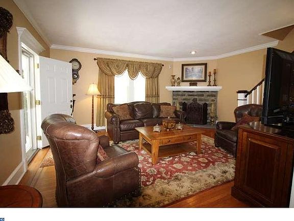 4th image of 830 Ormond Ave