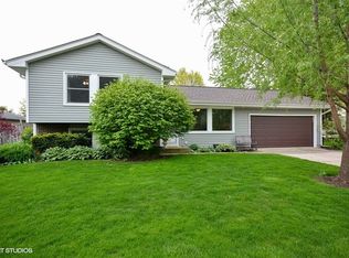 30W235 Bedford Ln, Warrenville, IL 60555