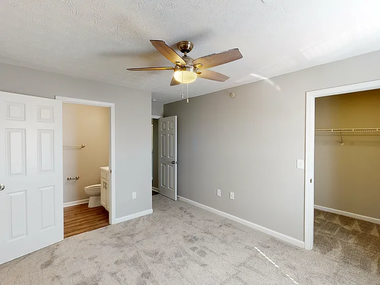 Burlington Oaks Apartments — Photo 14