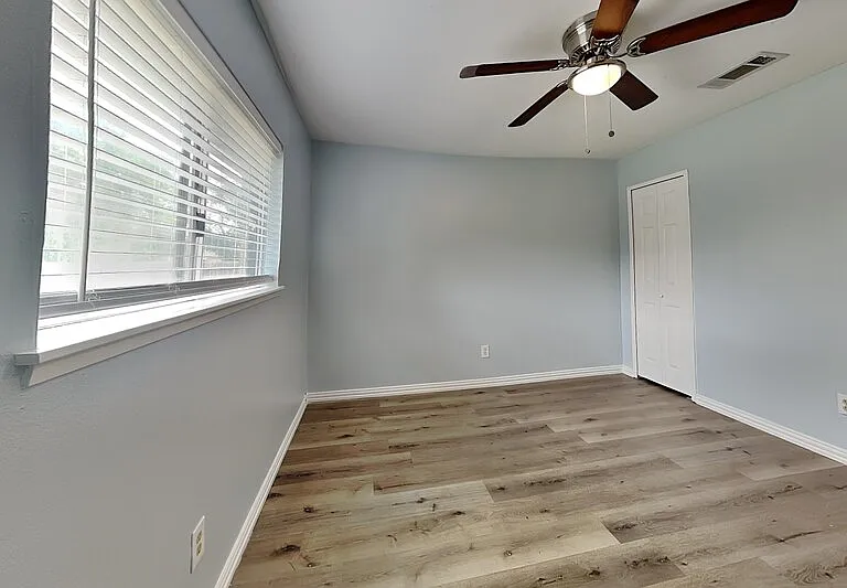1913 Briarwood Dr — Photo 10
