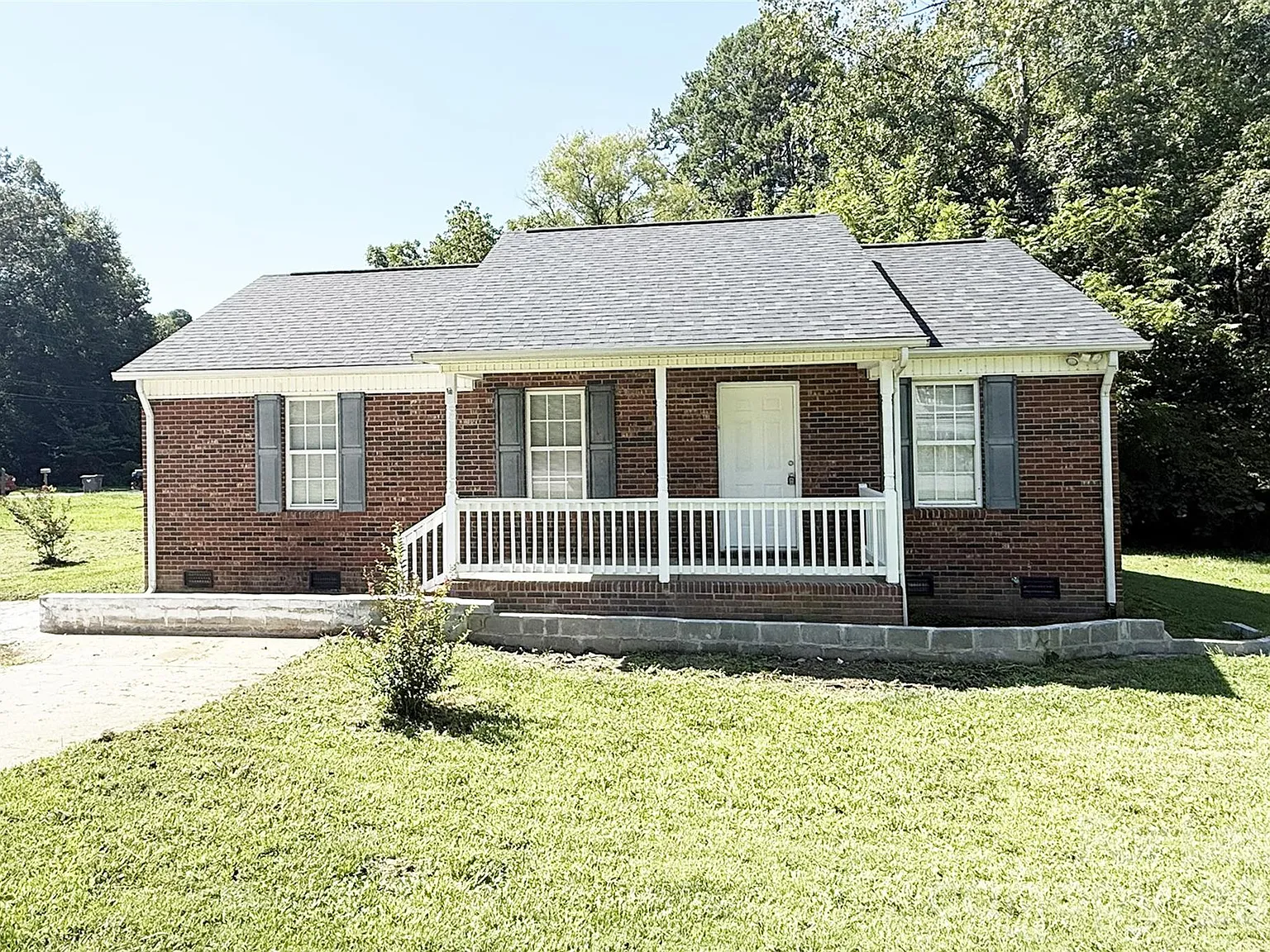 3 bed, 2.0 bath, 1052 sqft, $1,350 — Photo 1